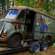 Imagen para el artículo titulado Encuentran abandonada en un bosque la camioneta original con la que Aerosmith se iba de gira en los 70